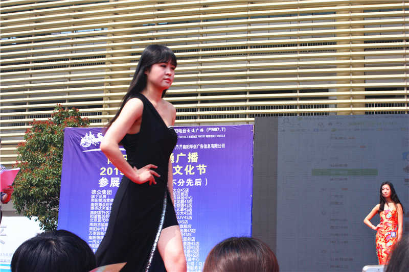 南阳市2015年春季汽车文化节美女香车无码高清大图