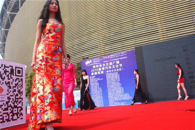 南阳市2015年春季汽车文化节美女香车无码高清大图