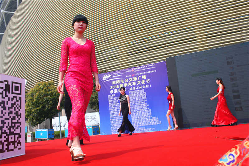南阳市2015年春季汽车文化节美女香车无码高清大图
